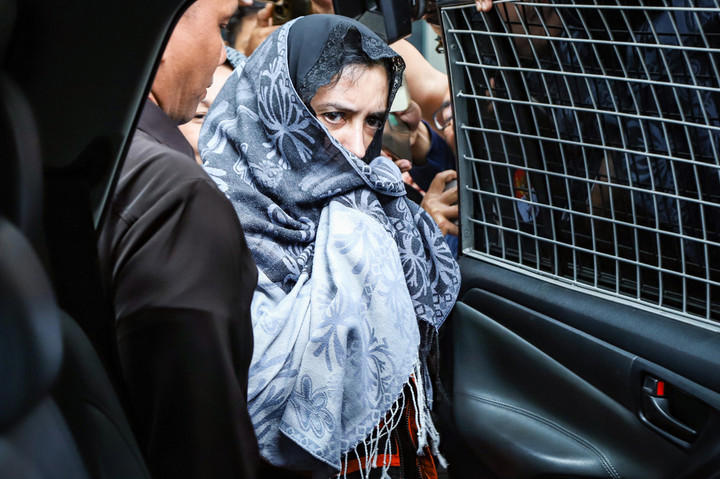 Bupati Pekalongan Fadia Arafiq mengenakan rompi oranye usai diperiksa terkait operasi tangkap tangan (OTT) di Gedung Merah Putih KPK, Jakarta, Rabu (4/3/2026) Foto: Iqbal Firdaus/kumparan