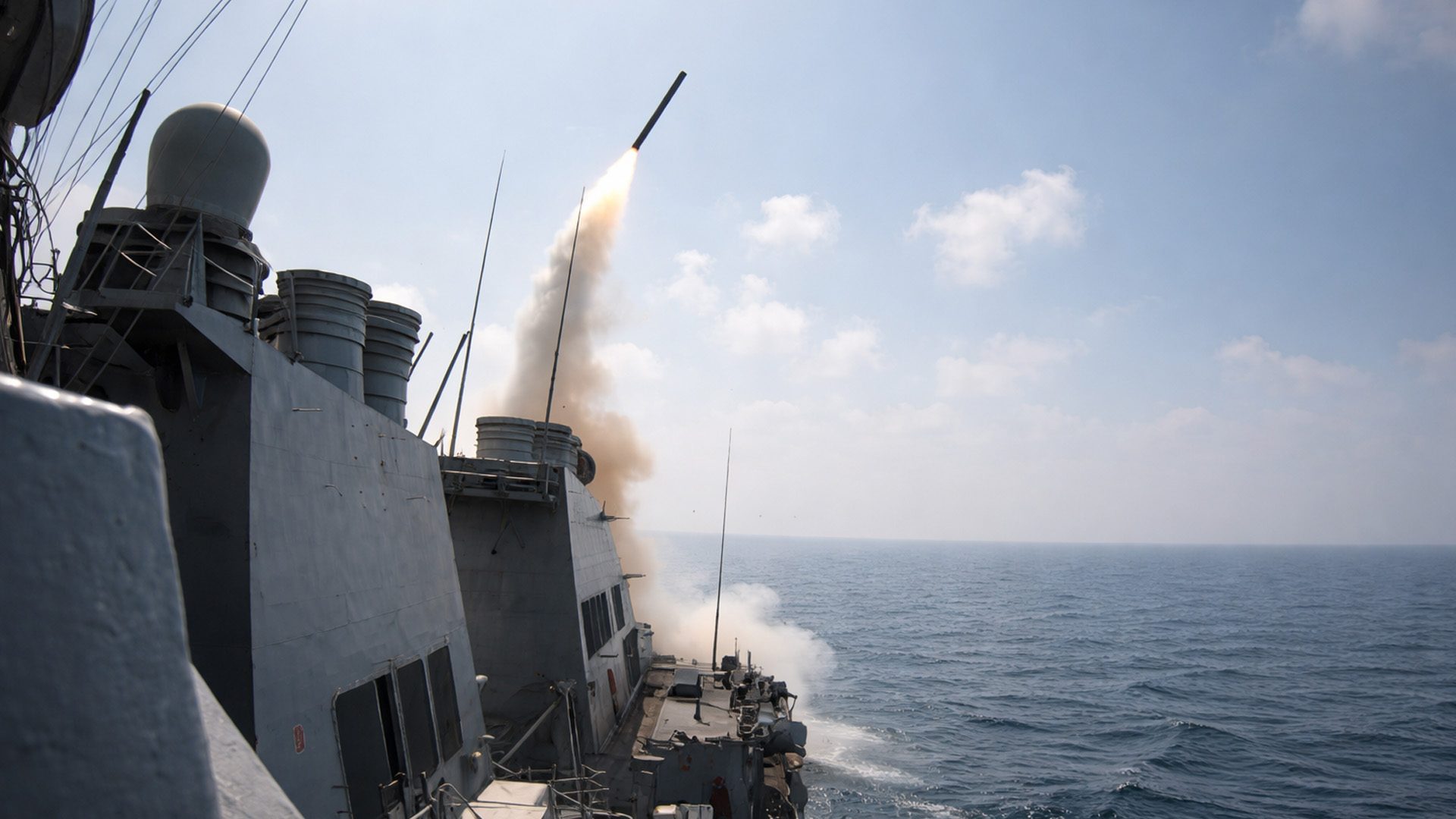 La marine américaine tire des missiles Tomahawk depuis un navire de guerre