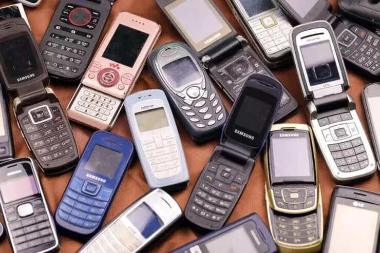 Retro becomes the new rebellion: Why thousands are ditching smartphones ...