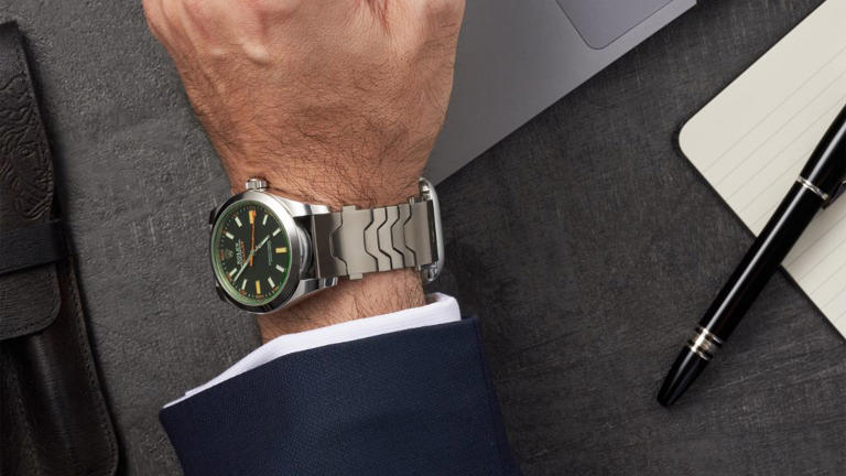 This 2-in-1 strap holds your watch and smartwatch at the same time