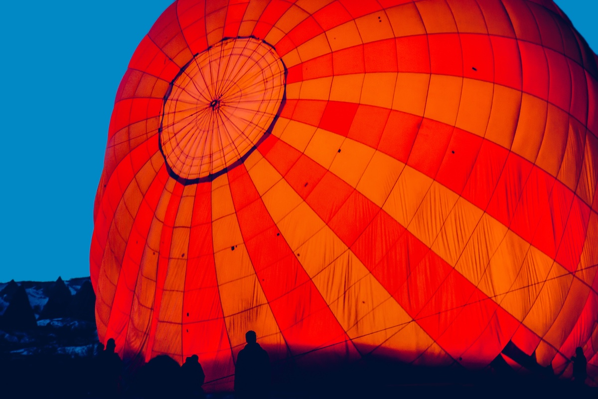 Watch: Hot air balloon crashes 900 feet up, prompting rescue<br><br>