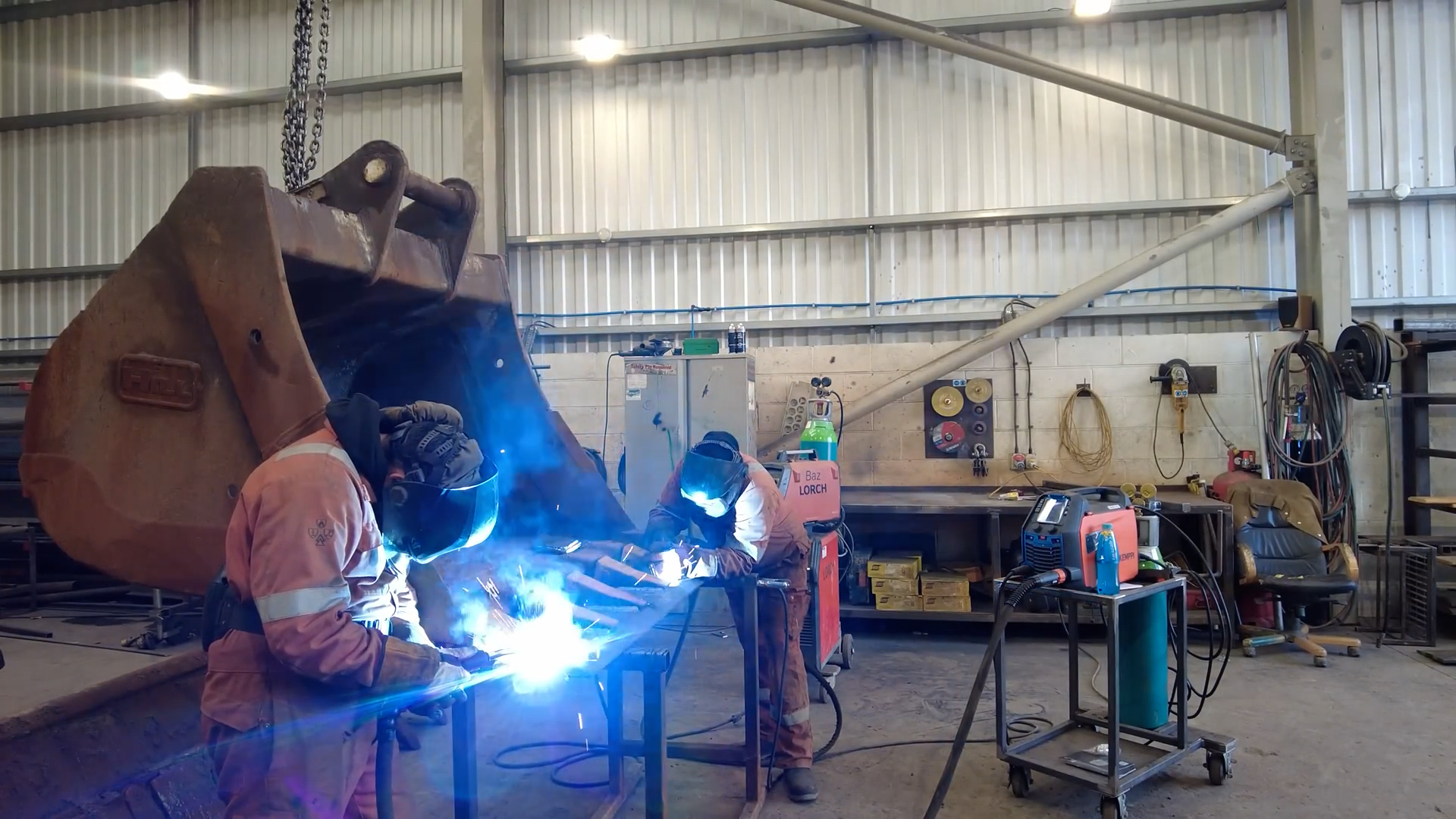 Dual welding operation on heavy excavator bucket