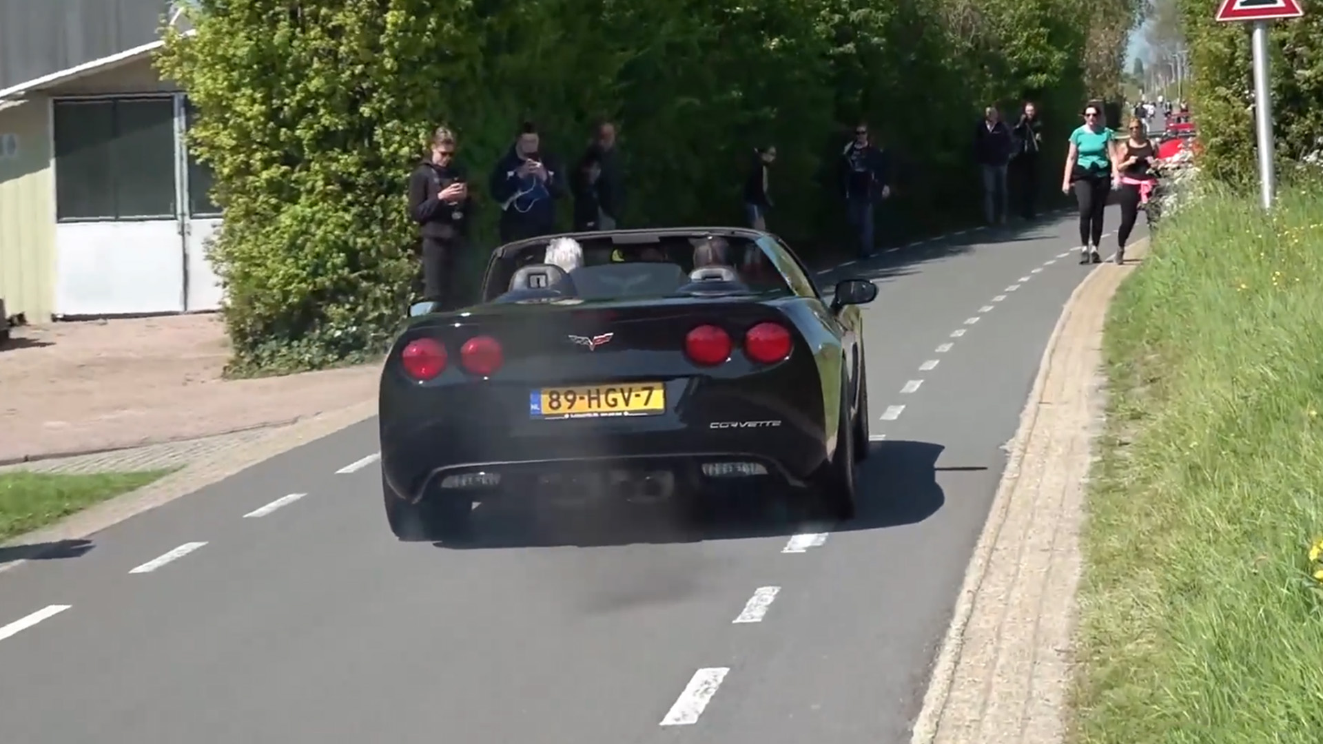 Corvette C6 surprises crowd with sudden acceleration on narrow street