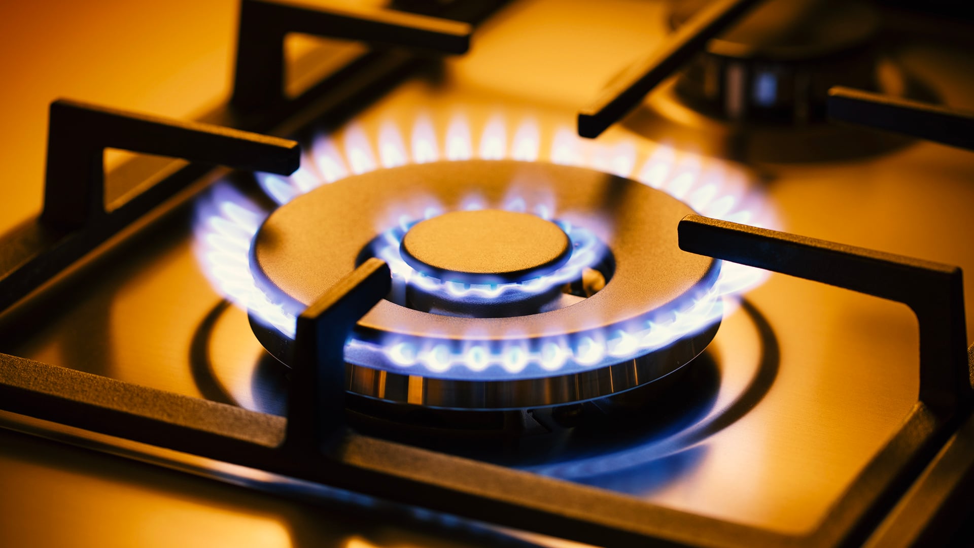 Malas noticias para millones de españoles: el precio del gas natural se ...