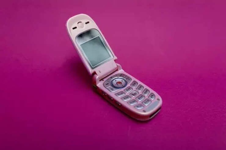 Retro becomes the new rebellion: Why thousands are ditching smartphones ...