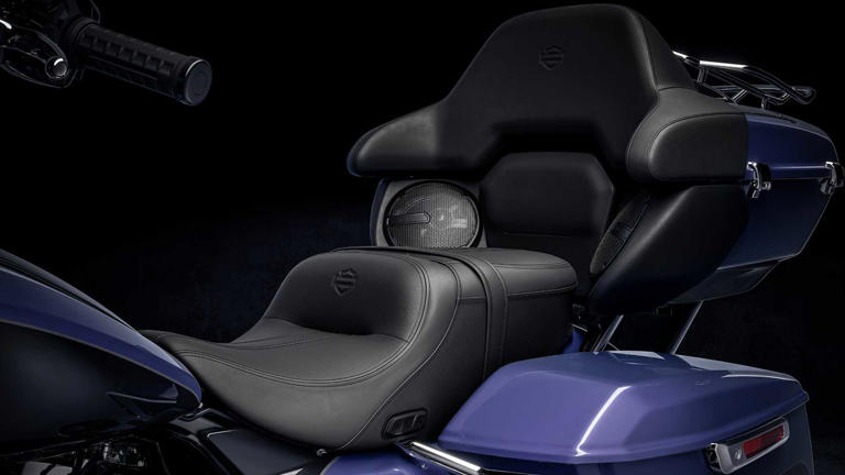 Harley-Davidson Road Glide Limited vs Indian Roadmaster: A touring bike ...