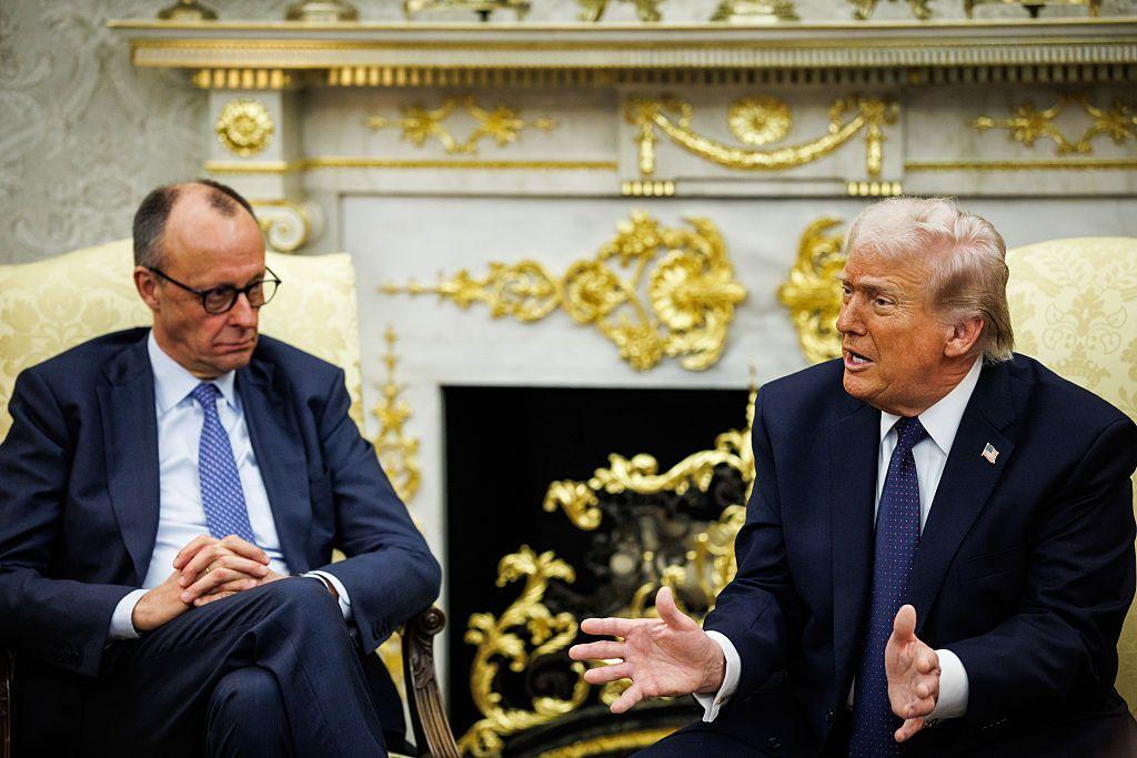 Trump (à direita) na terça-feira (3/3) ao lado de Friedrich Merz (à esquerda), chanceler da Alemanha, um dos países que apoiaram o ataque ao Irã