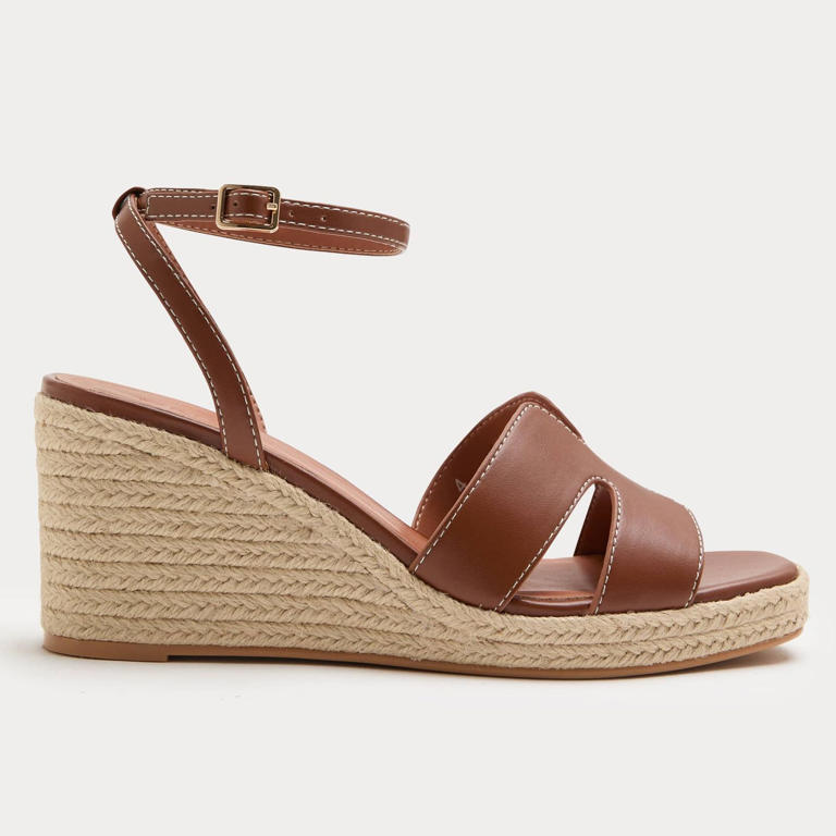 Carole Middleton relies on this comfy yet elegant shoe style every ...