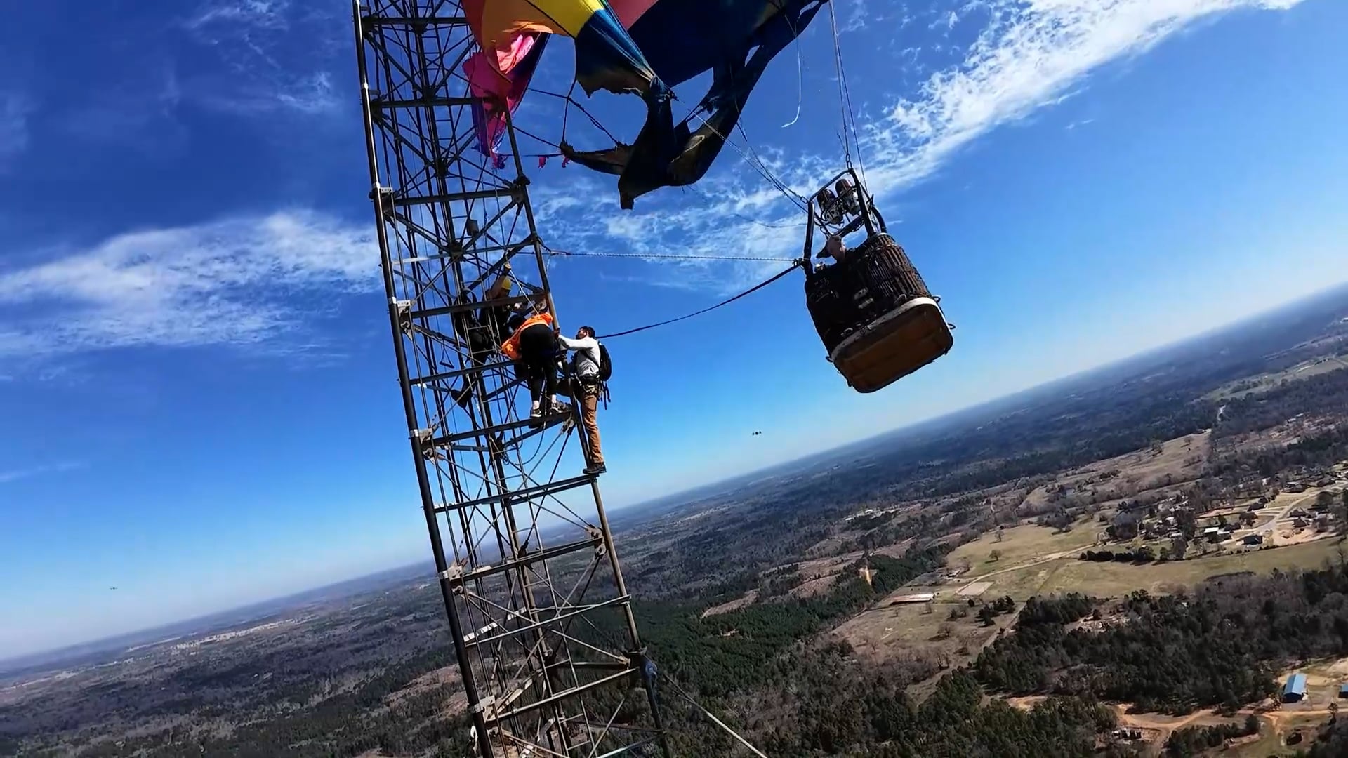 Dramatic hot air balloon rescue 920ft in the air