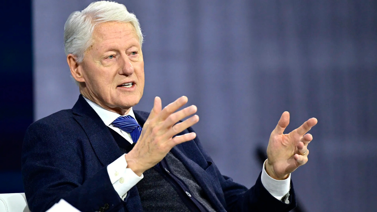 Is Bill Clinton suffering from Parkinson’s? Trembling hands during ...