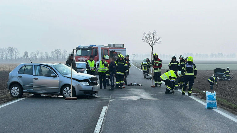Einsatzkräfte an der Unfallstelle bei Stollhofen. Ein Pkw wurde auf das angrenzende Feld geschleudert.
