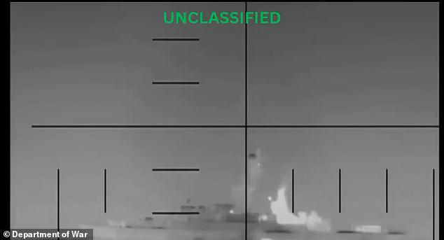 US submarine uses torpedo to sink Iranian warship in international ...