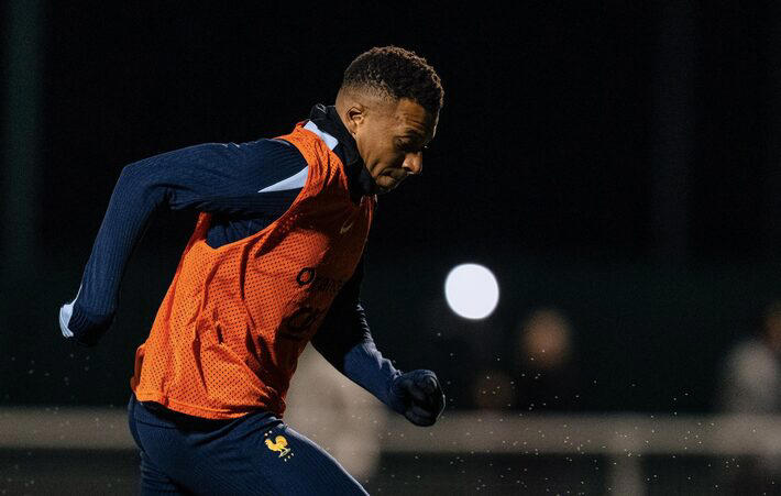 Kylian Mbappé está realizando tratamento para o joelho em Paris Foto: Reprodução/X/@equipedefrance