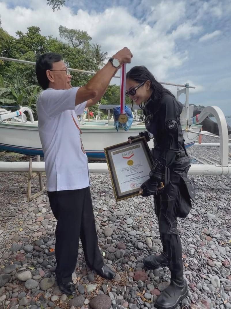 Kirana Larasati Pecahkan Rekor MURI dengan Menyelam 127 Meter