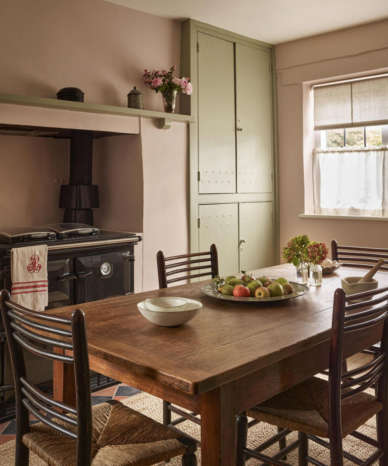 A 1908 hidden Arts & Crafts cottage in London, beautifully restored for ...