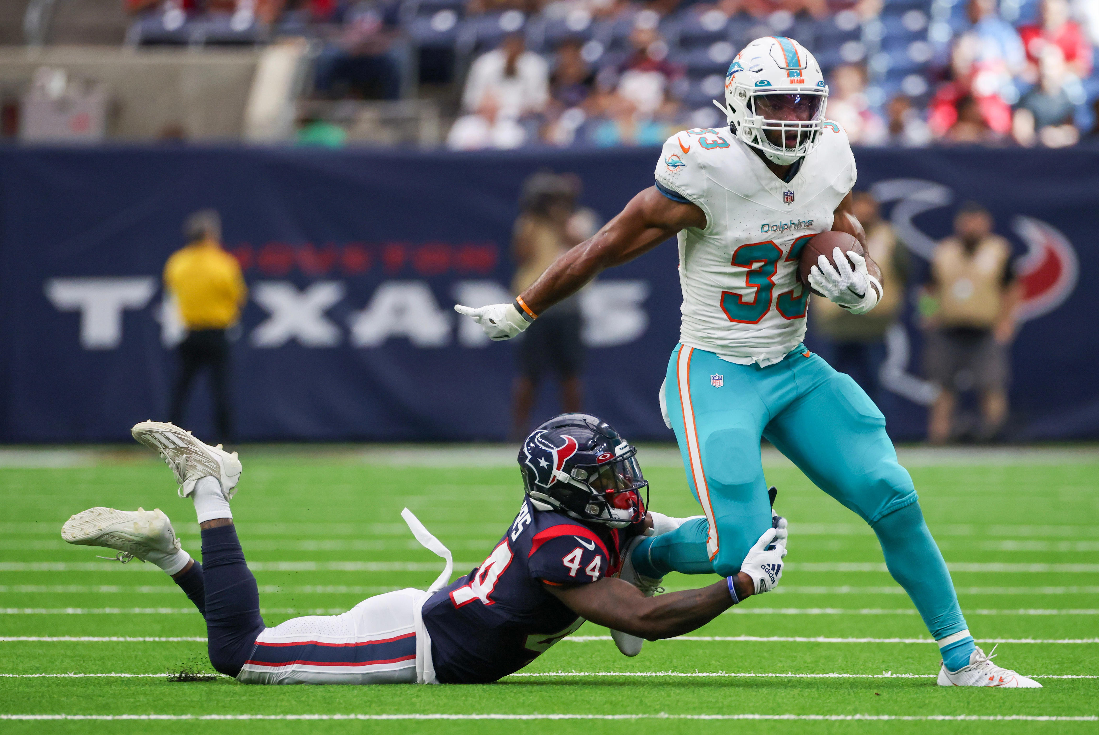 Former Dolphins RB lands two-year deal with NFC North team<br><br>
