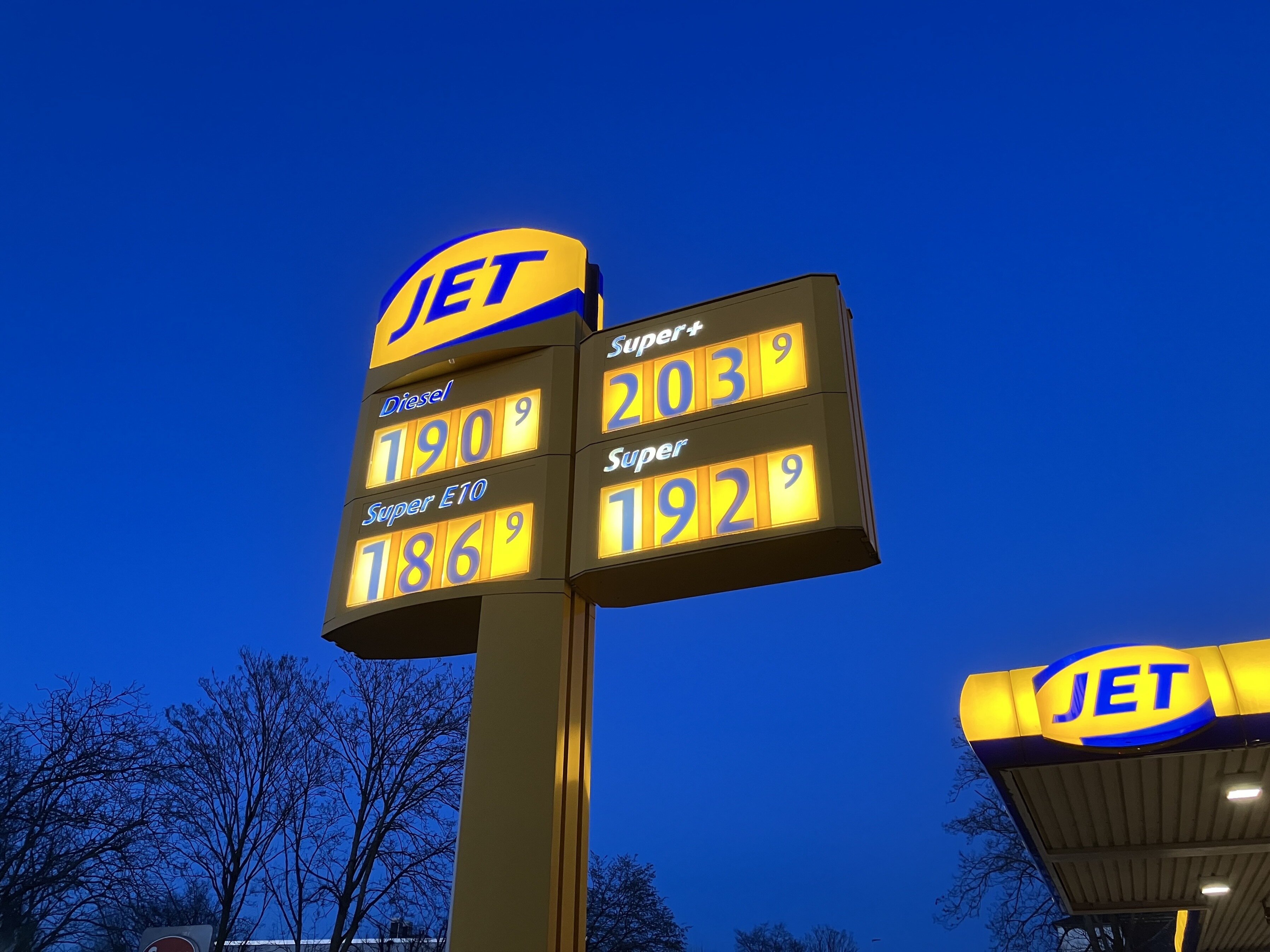 Spritpreise reißen die Zwei-Euro-Marke