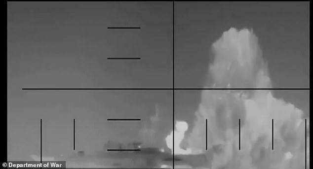 US submarine uses torpedo to sink Iranian warship in international ...