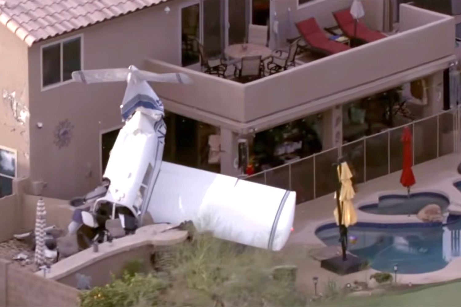 Small plane crashes into backyard in residential neighborhood ...