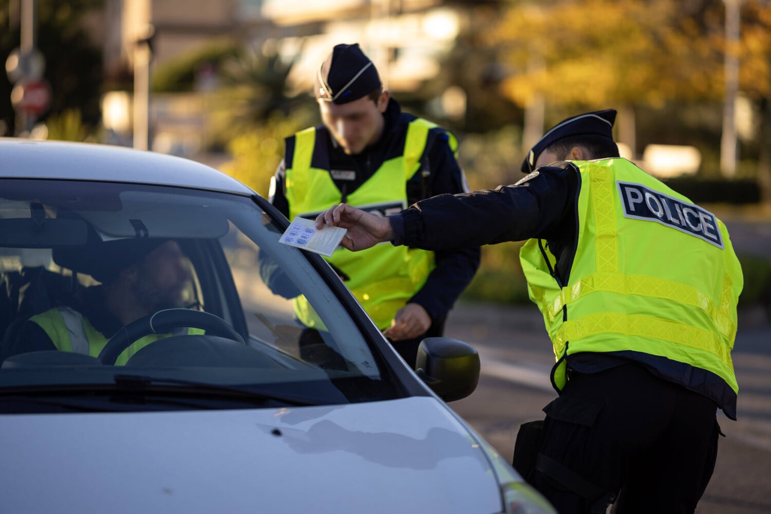 En pleine course-poursuite, il percute les policiers... plusieurs fois