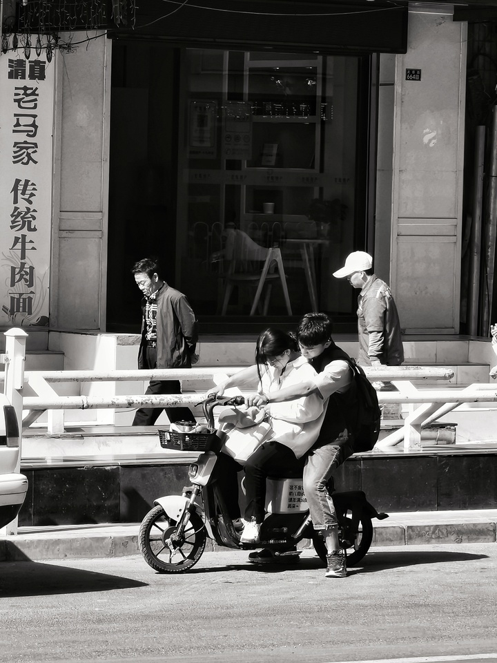 一半是光，一半是影：街头骑行的哲学课