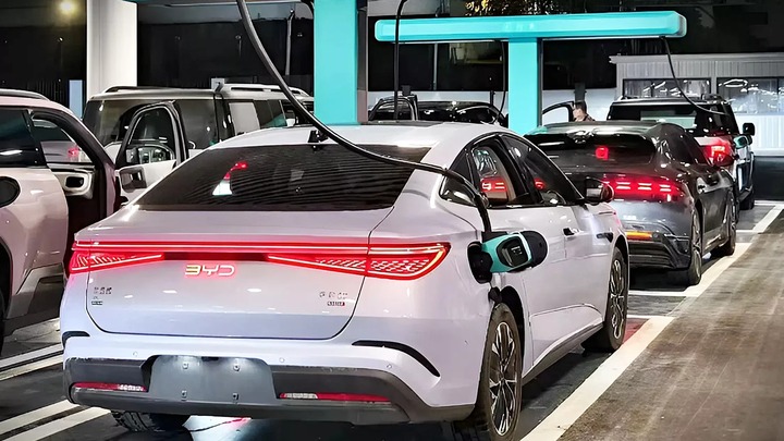 BYD thử nghiệm trạm sạc siêu nhanh, nạp điện nhanh như đổ xăng