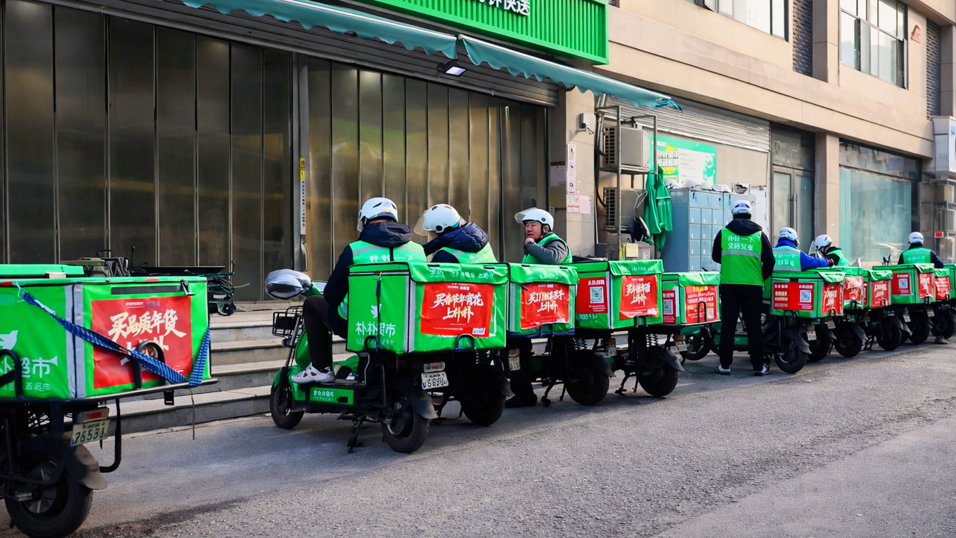 food-delivery-riders-gather-in-one-spot-china