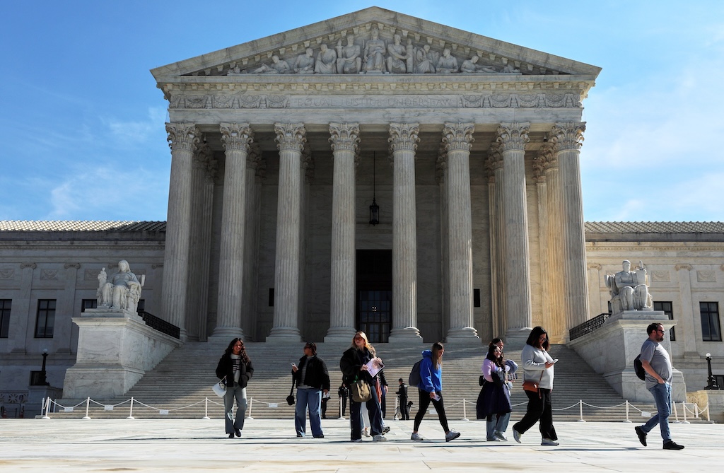 Supreme Court rules courts must defer to immigration judges in asylum cases<br>