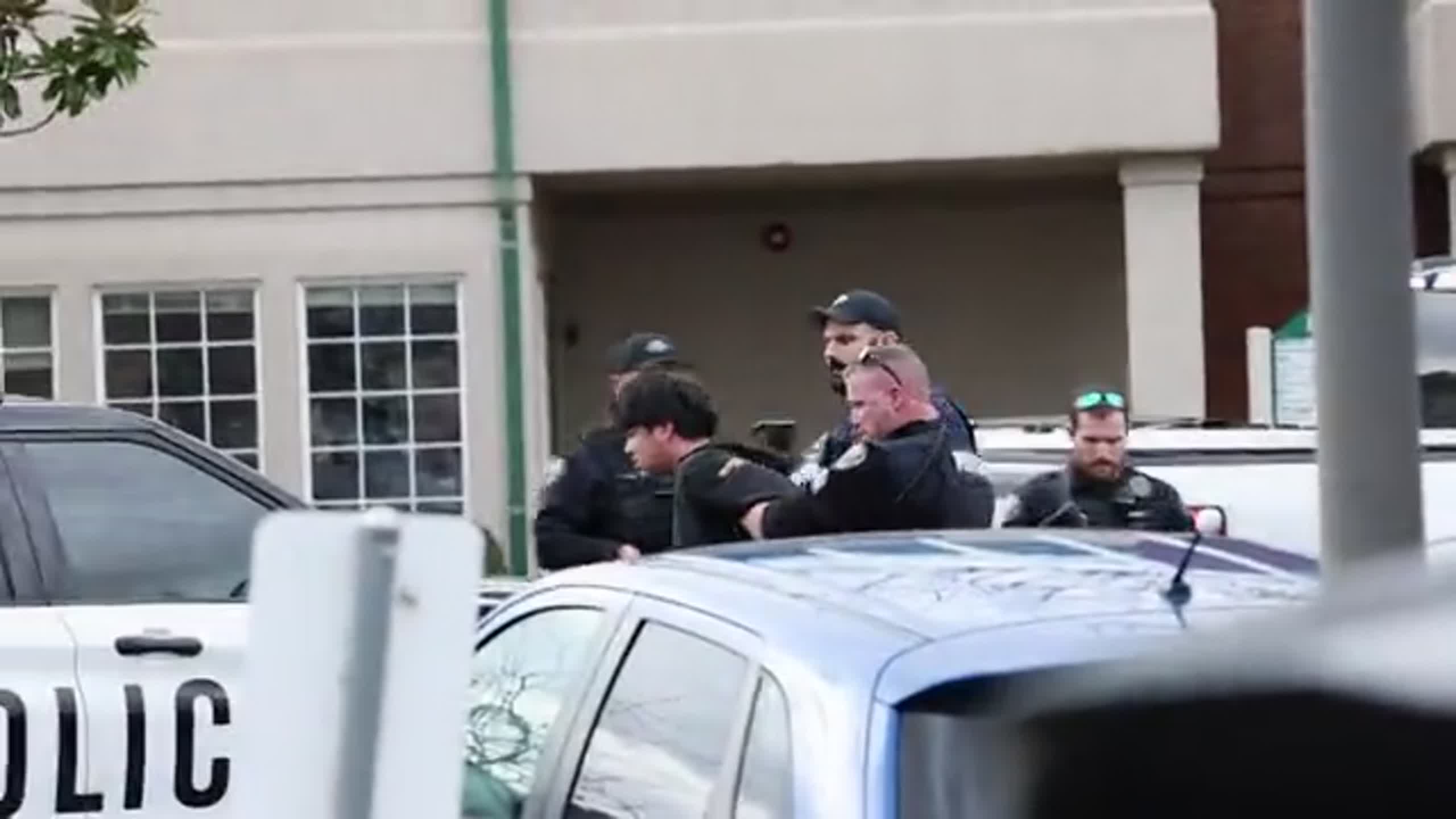 Update: Suspect caught after fall from ceiling at Richland business park<br>