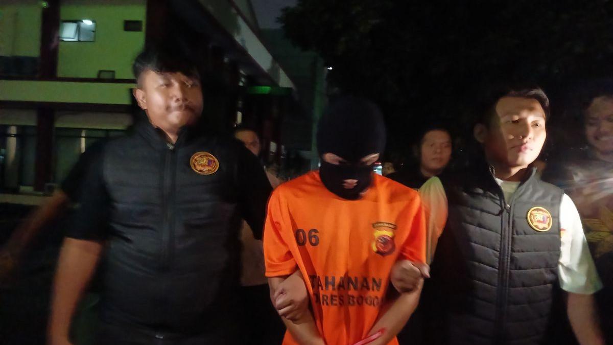 KASUS PEMBUNUHAN - MH (22), pembunuh pasutri asal Pakistan di wilayah Cisarua, Kabupaten Bogor saat digiring polis ke sel tahanan Polres Bogor, Selasa (3/3/2026). (KOMPAS.com/PUTRA RAMADHANI ASTYAWAN KONTRIBUTOR BOGOR)