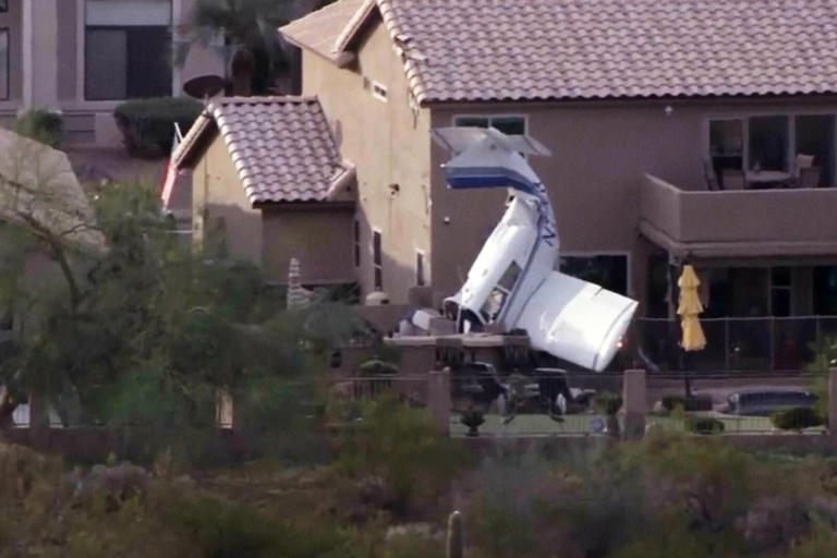 Three injured after plane crashes into backyard of Phoenix home