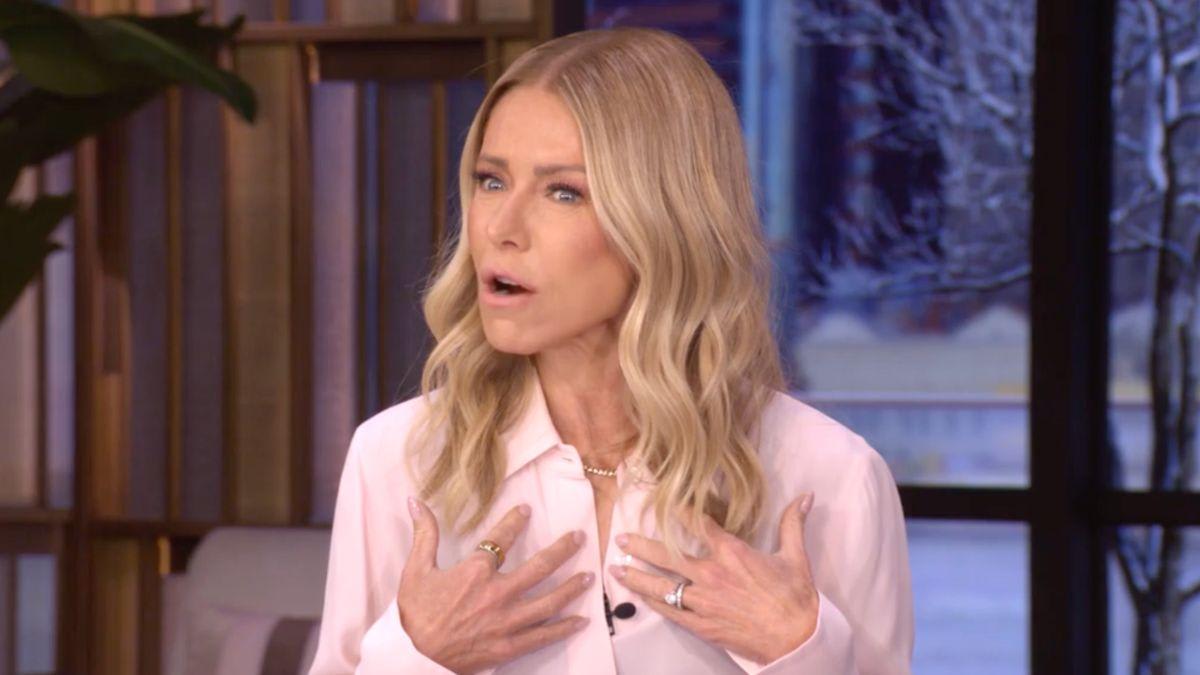 'Am I having a stroke?': Kelly Ripa spirals after showering at 2 a.m ...