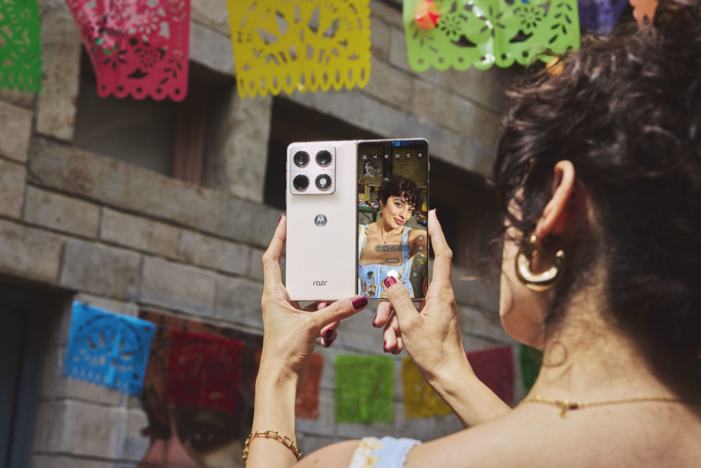 Motorola Razr fold camera tested by DXOMARK: 164 score sets foldable record