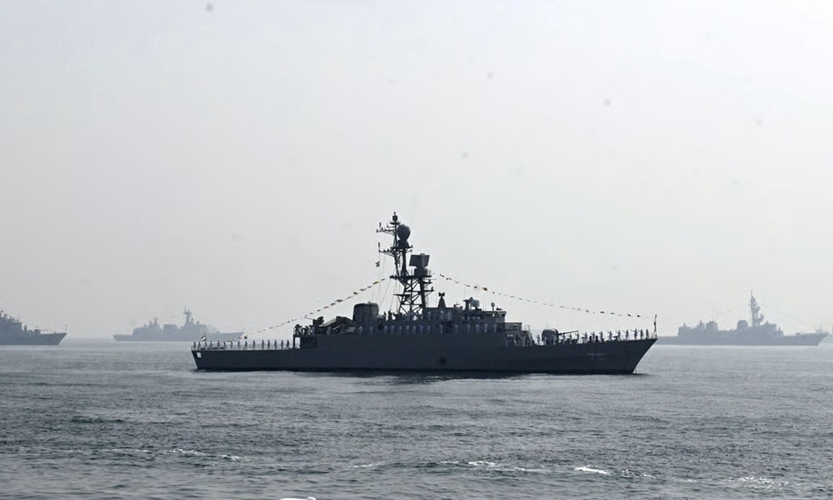 Lý do hộ vệ hạm Iran bất lực trước tàu ngầm Mỹ