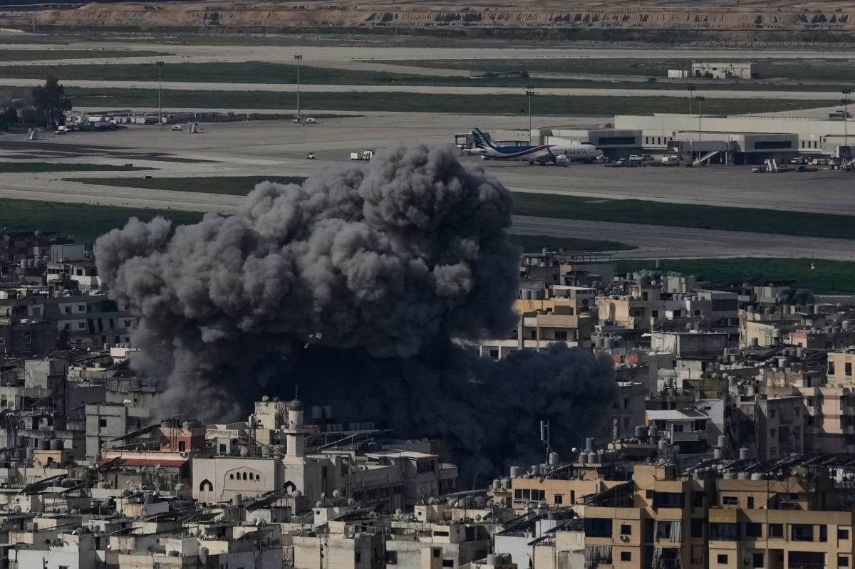 Iran launches new wave of attacks on Israeli and US bases while Israel ...
