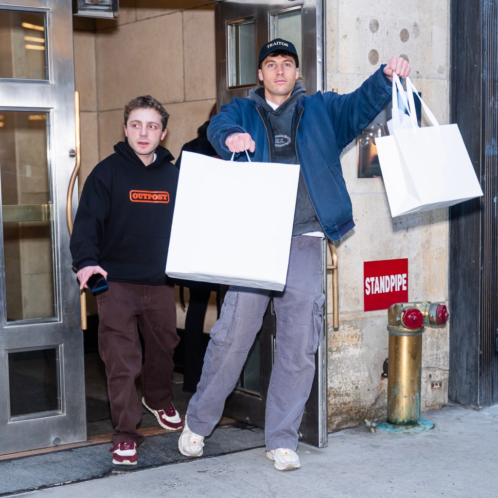 ‘Traitors’ winner Rob Rausch gifts Maura Higgins burgundy Hermès Birkin ...