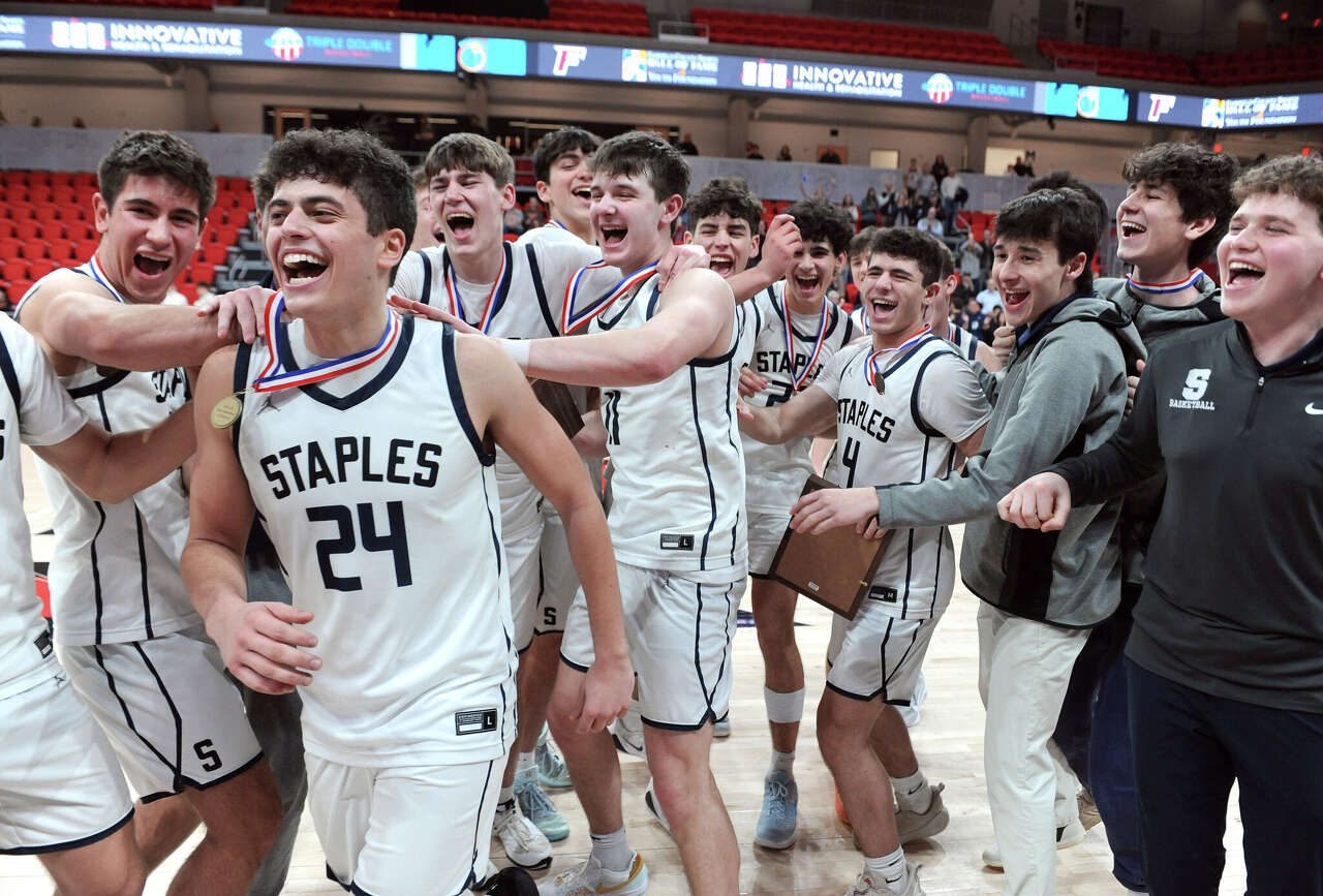 Staples boys basketball tops Ridgefield to claim second consecutive FCIAC championship<br>