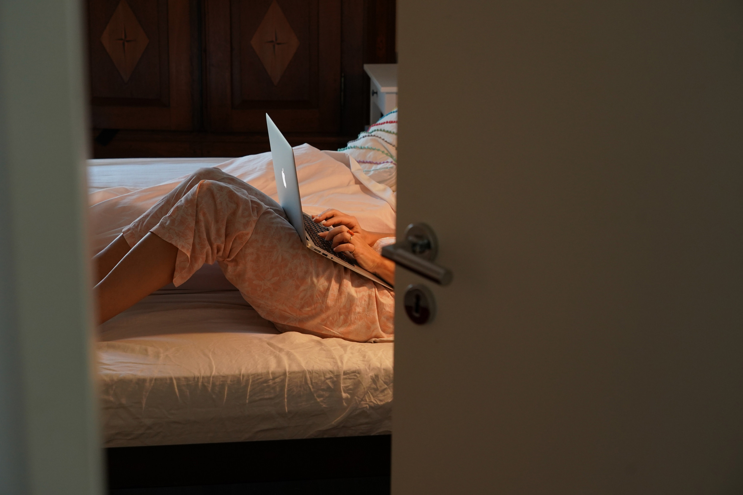 Man wants to watch videos in bed—his genius solution gets cheers