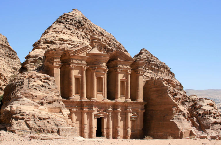 Las maravillas del mundo son monumentos y construcciones que desafían el tiempo y la imaginación, desde la legendaria Gran Pirámide de Guiza hasta la imponente Gran Muralla de China. Fotos: Unsplash y Creative Commons.