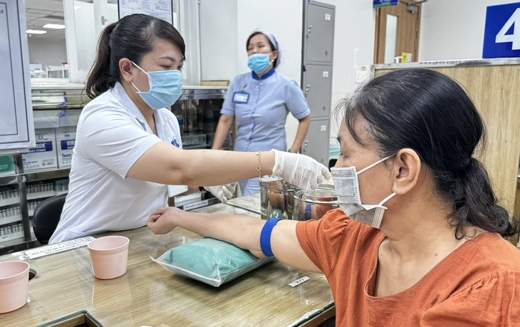 Mãn kinh không chỉ là 'chịu đựng' mà cần có kiến thức để mạnh khỏe