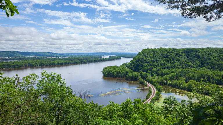 5 wildly scenic Midwest drives brimming with small-town charm and