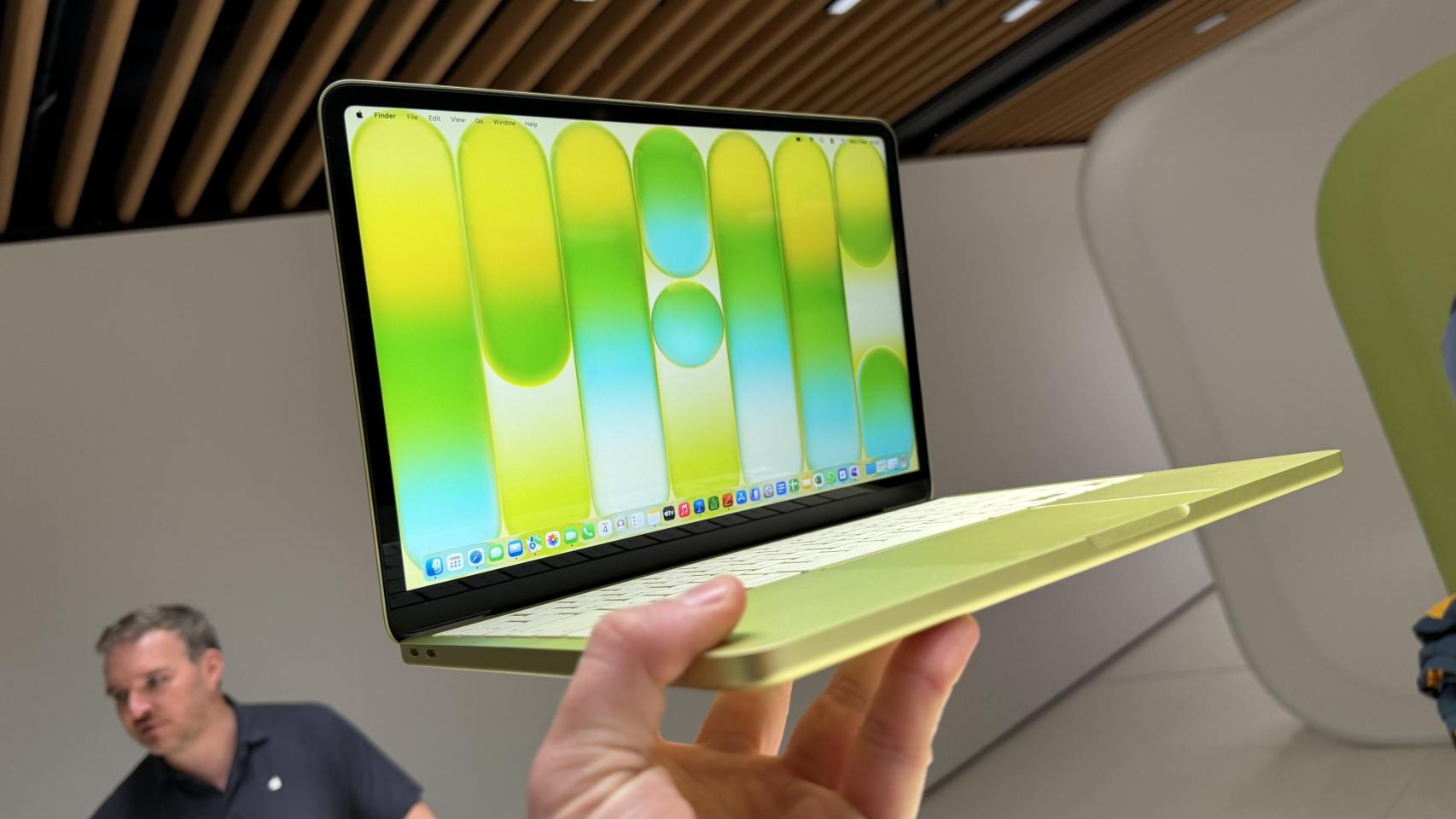 Primer contacto con el MacBook Neo: el portátil más barato en la ...