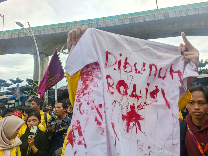 Simbol tuntutan demonstrasi BEM UI di Mabes Polri pada Jumat (27/2). Foto: Ryan Iqbal/kumparan