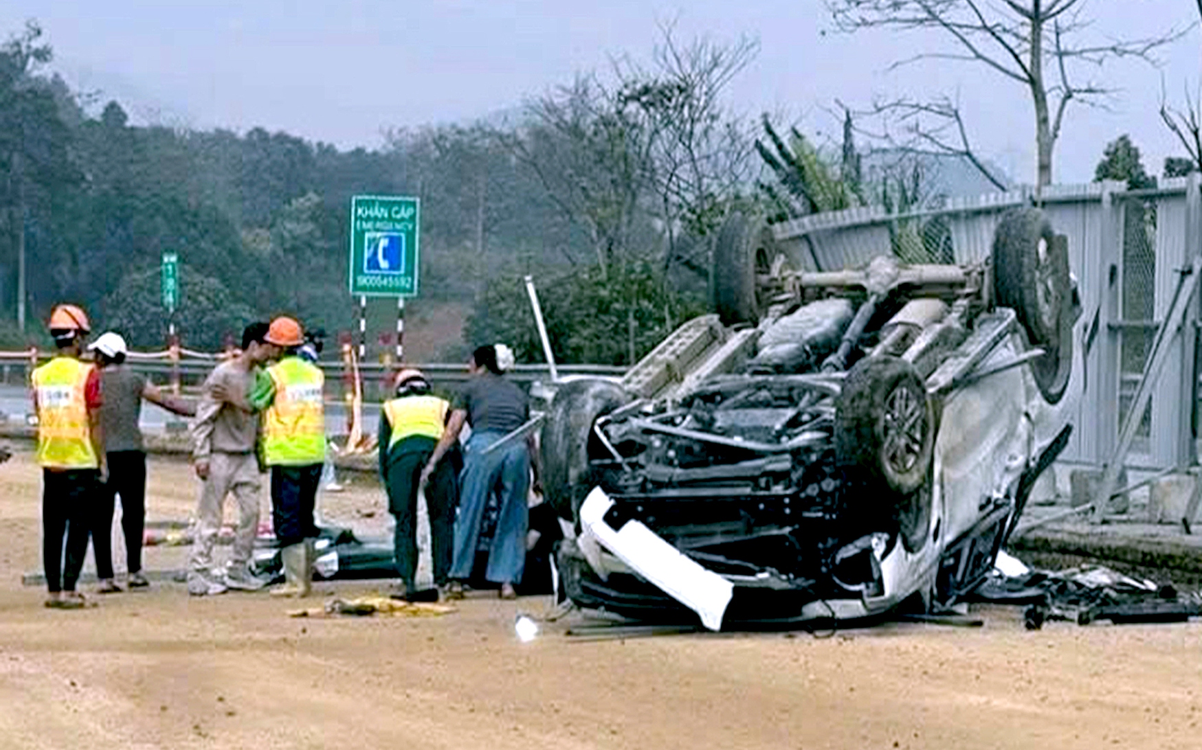 Quay đầu xe trên cao tốc 2 làn, tài xế giải thích do có người đi cấp cứu