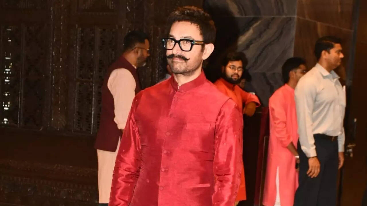 Amitabh Bachchan, Jaya Bachchan, Abhishek and Aishwarya Rai Bachchan, Shah  Rukh Khan, MS Dhoni: Celebs at Arjun Tendulkar's wedding - Watch videos