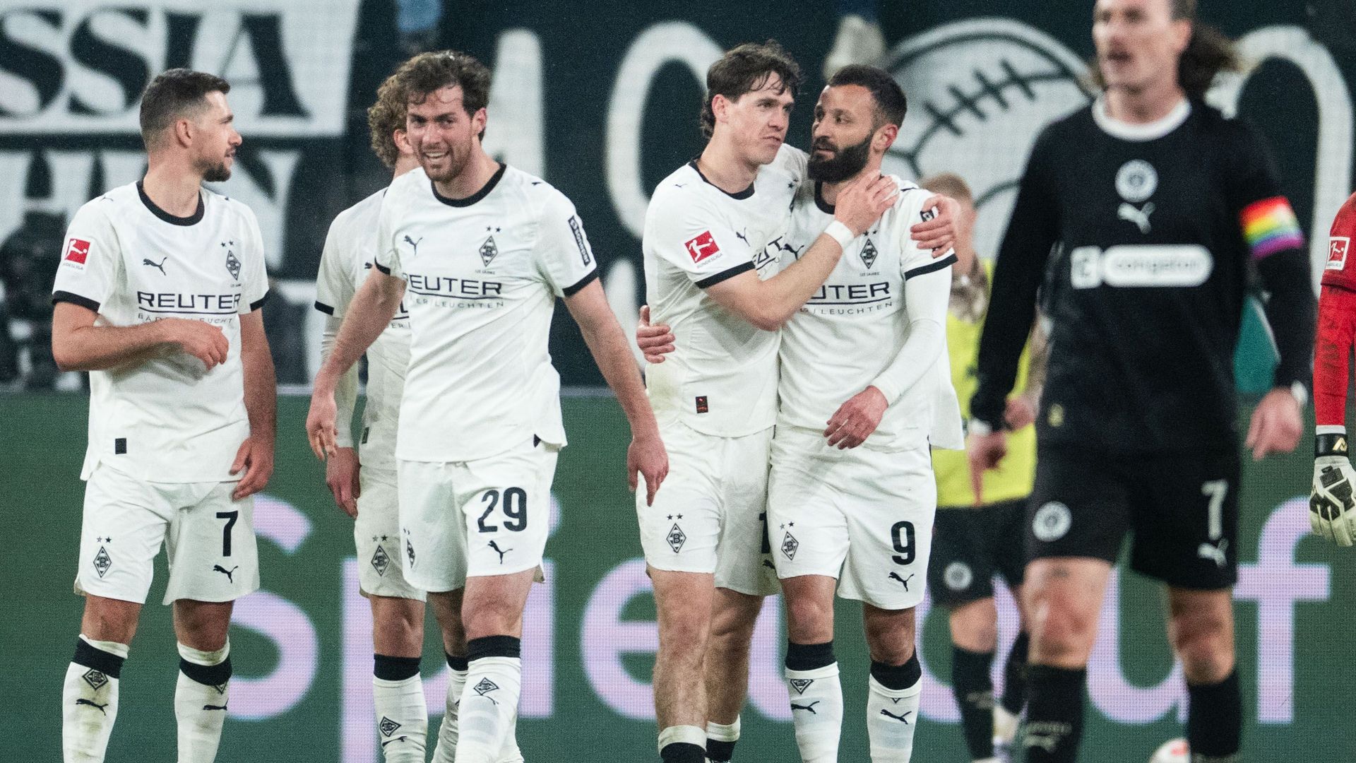 Borussia Mönchengladbach setzt sich mit Sieg über FC St. Pauli aus der ...
