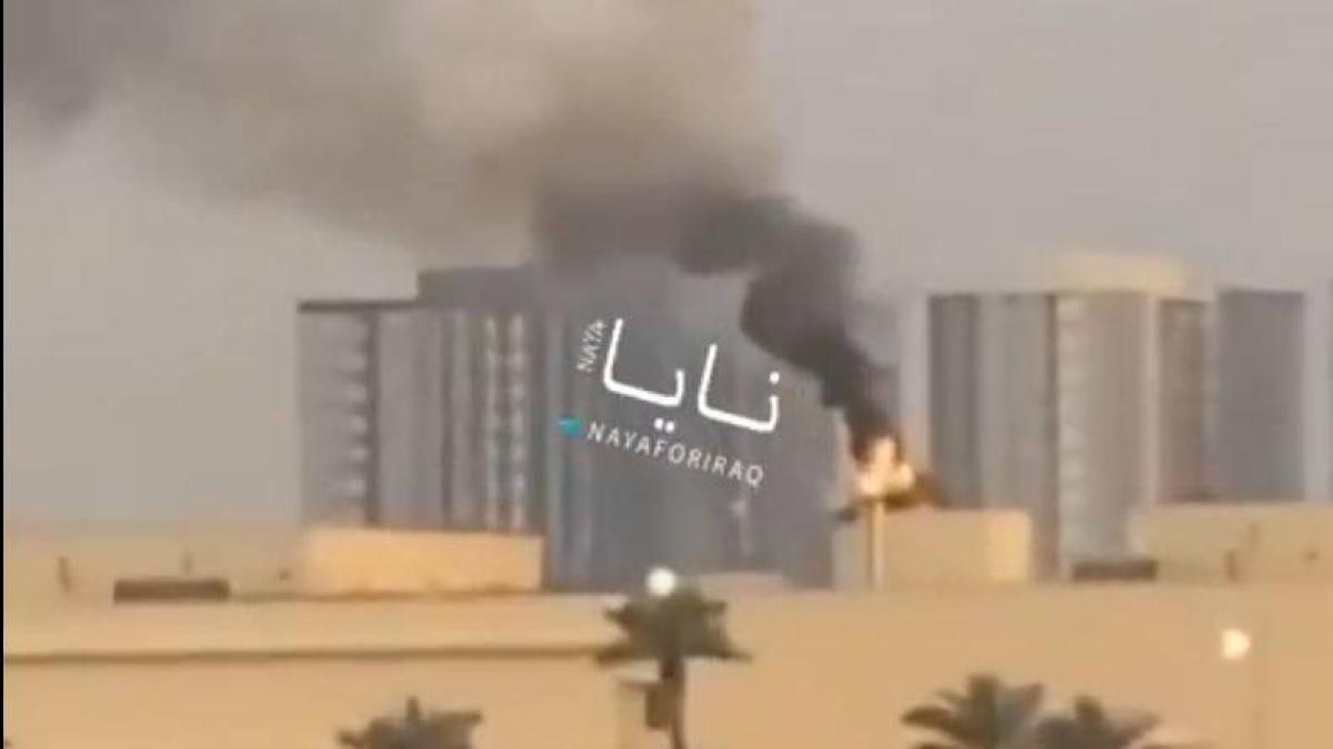 Atacan la embajada de EU en Irak; columna d ehumo sobre el edificio