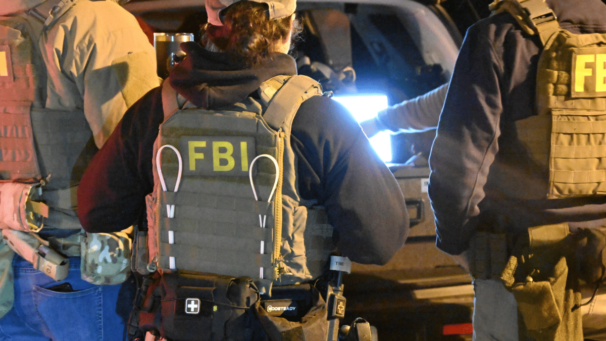 Fake guns, fake victims, real visa scam—FBI busts robbery script fit ...