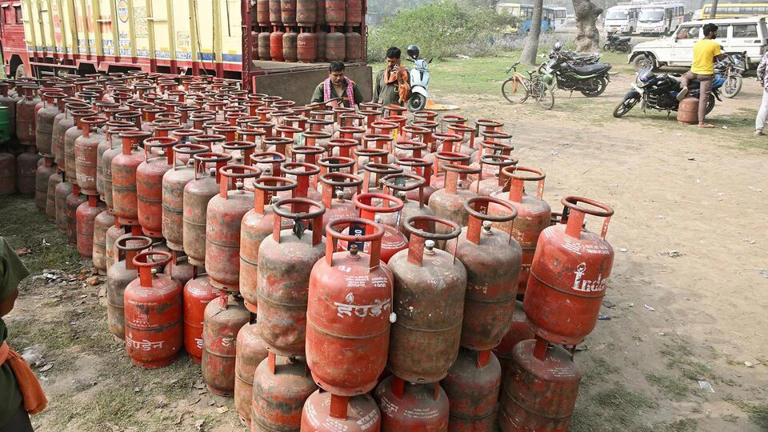 LPG cylinder price today: Check how much domestic and commercial gas ...