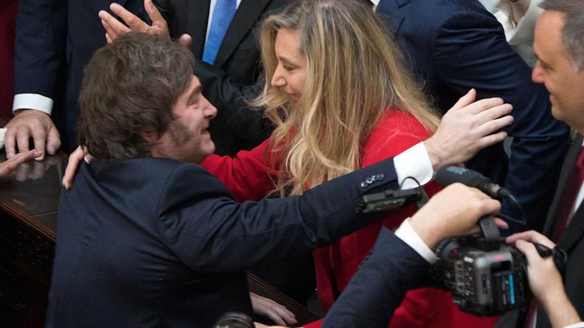 Javier Milei saluda a su hermana, Karina Milei.